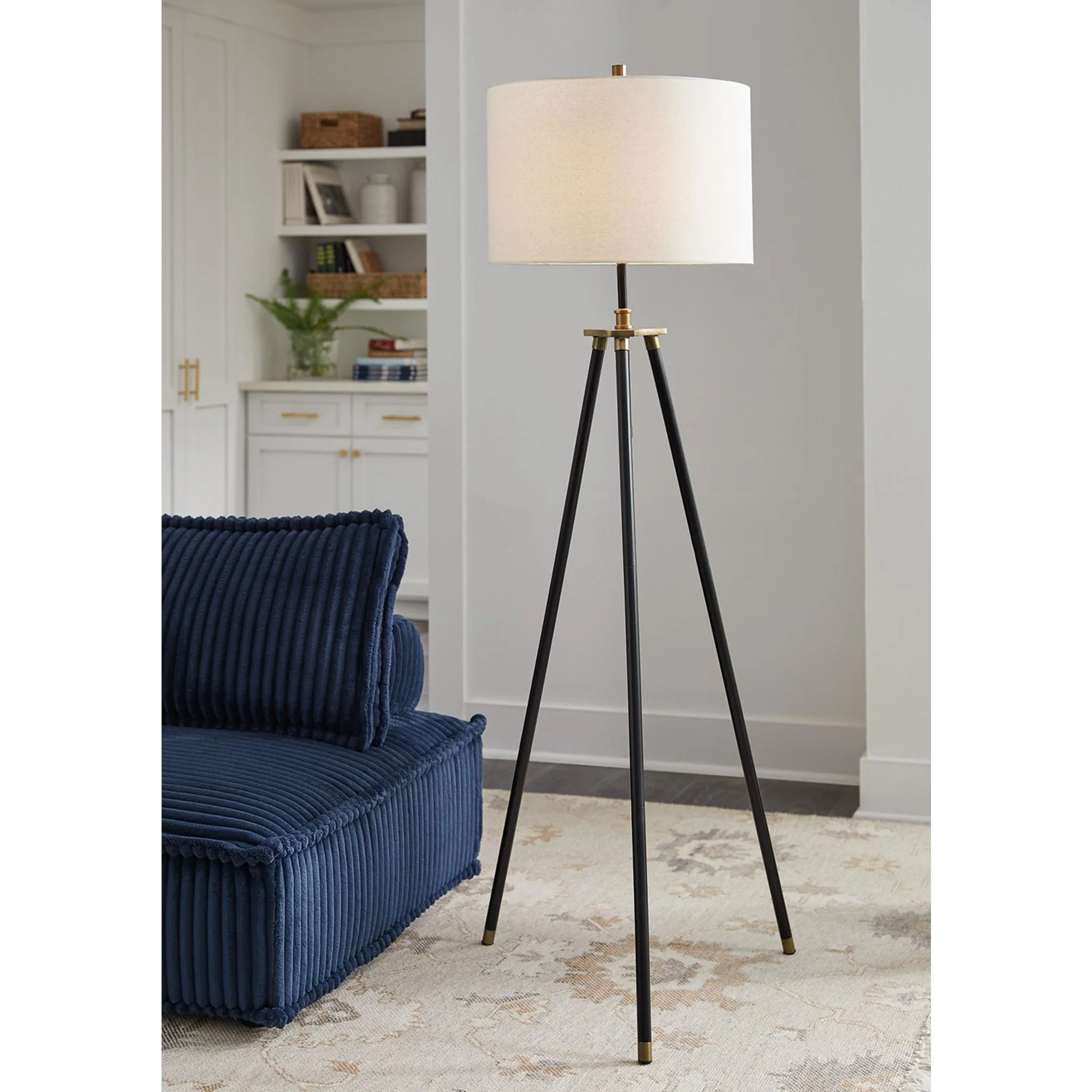Cashner Floor Lamp - Image 4