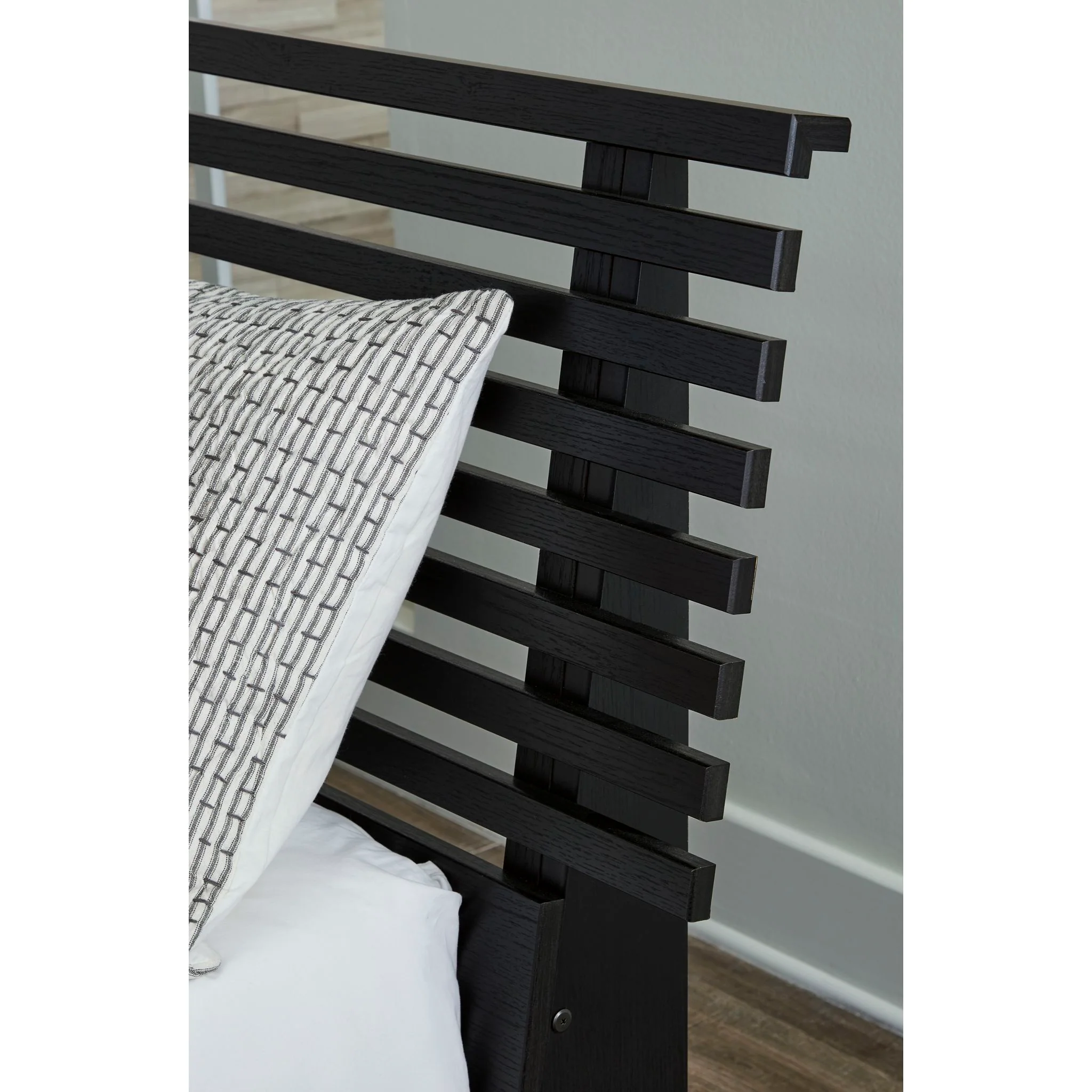 Danziar 5 Piece King Slat Platform Bedroom - Image 7