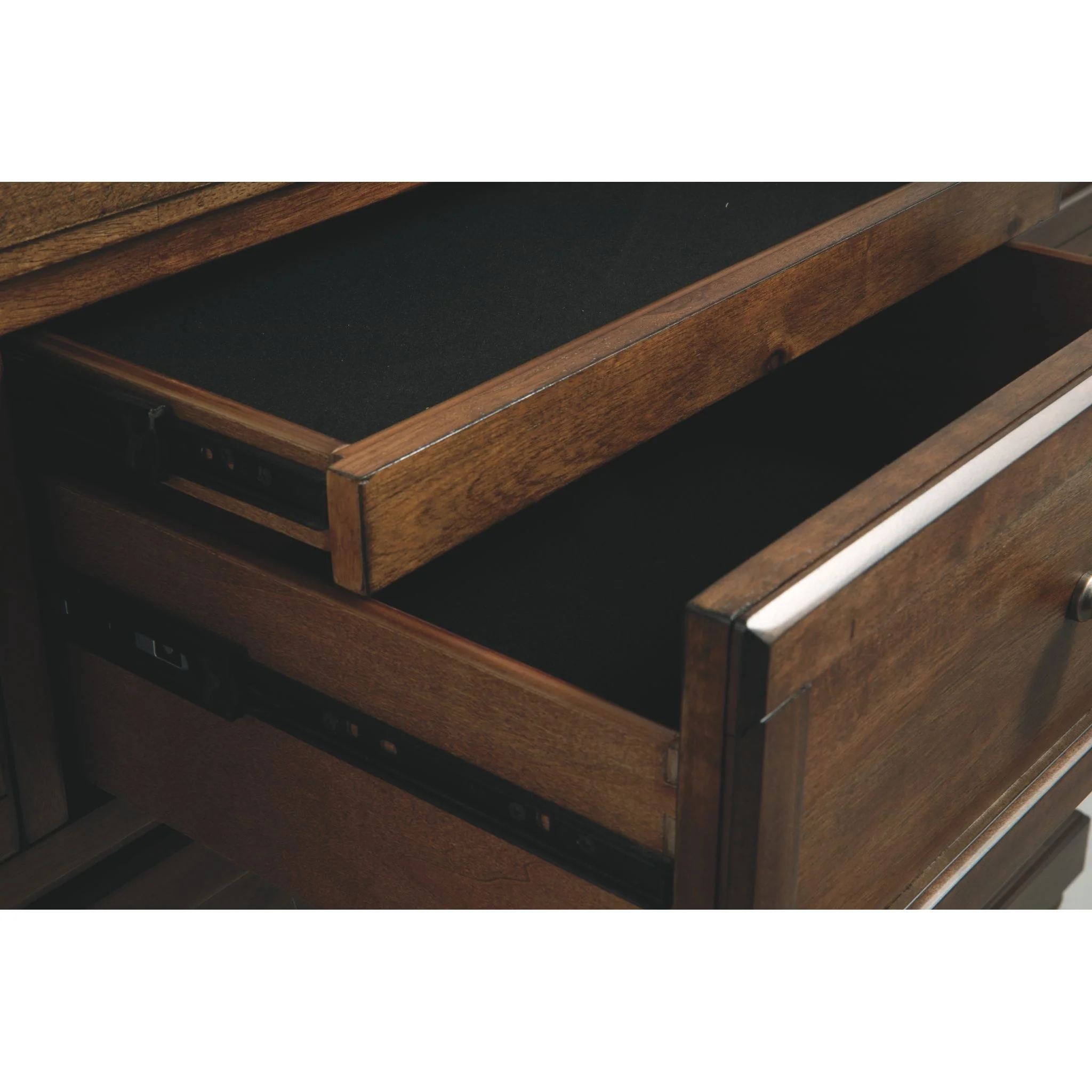 Flynnter 5 Piece Panel Bedroom - Image 6