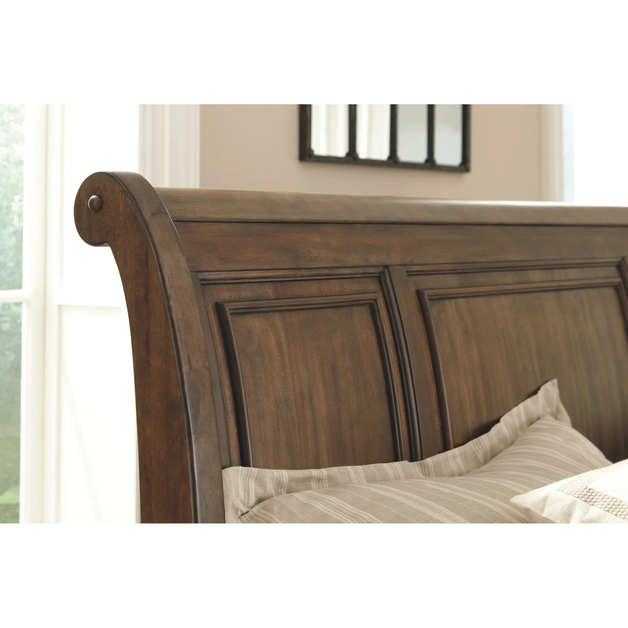 Flynnter 5 Piece Sleigh Bedroom - Image 28