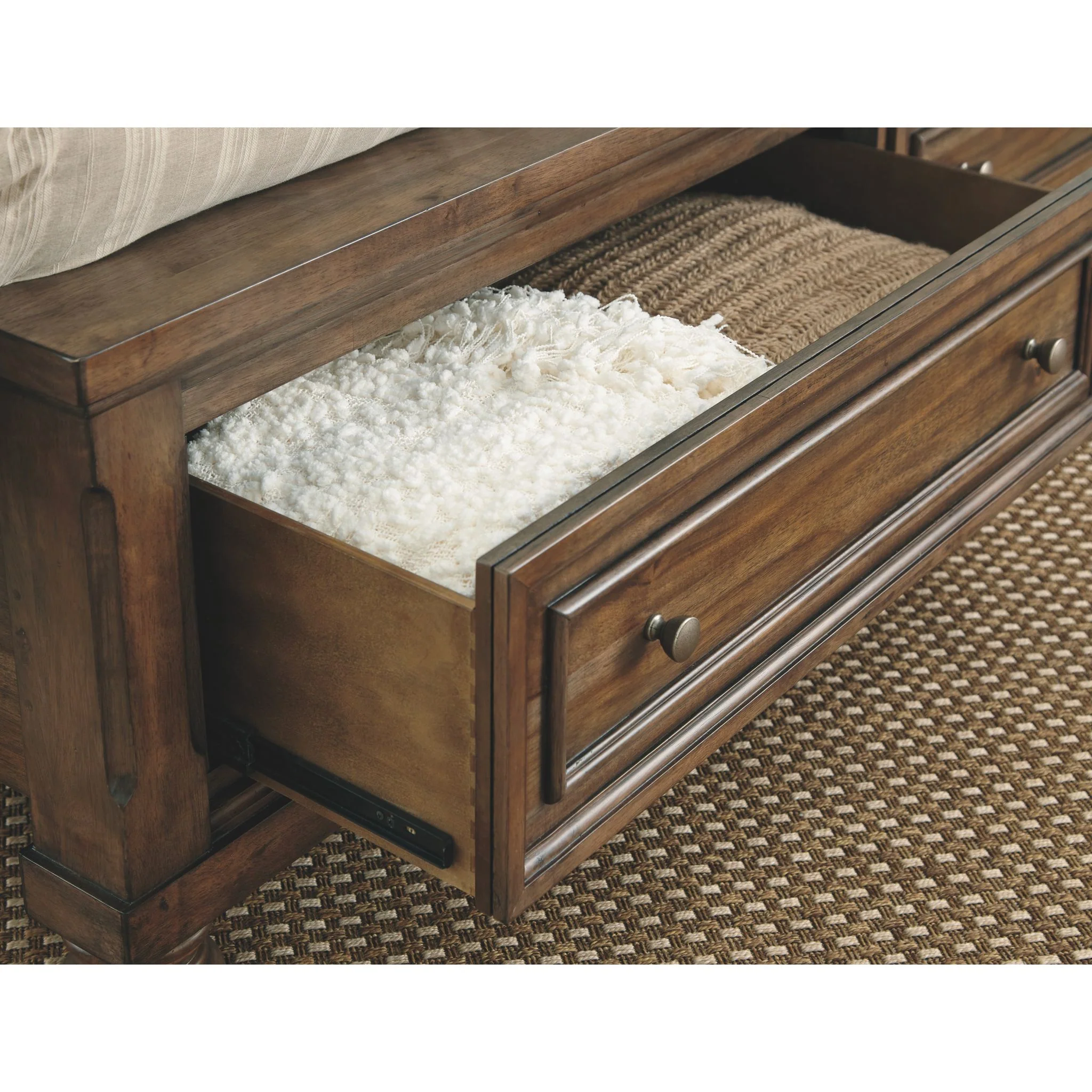 Flynnter 5 Piece Sleigh Bedroom - Image 7