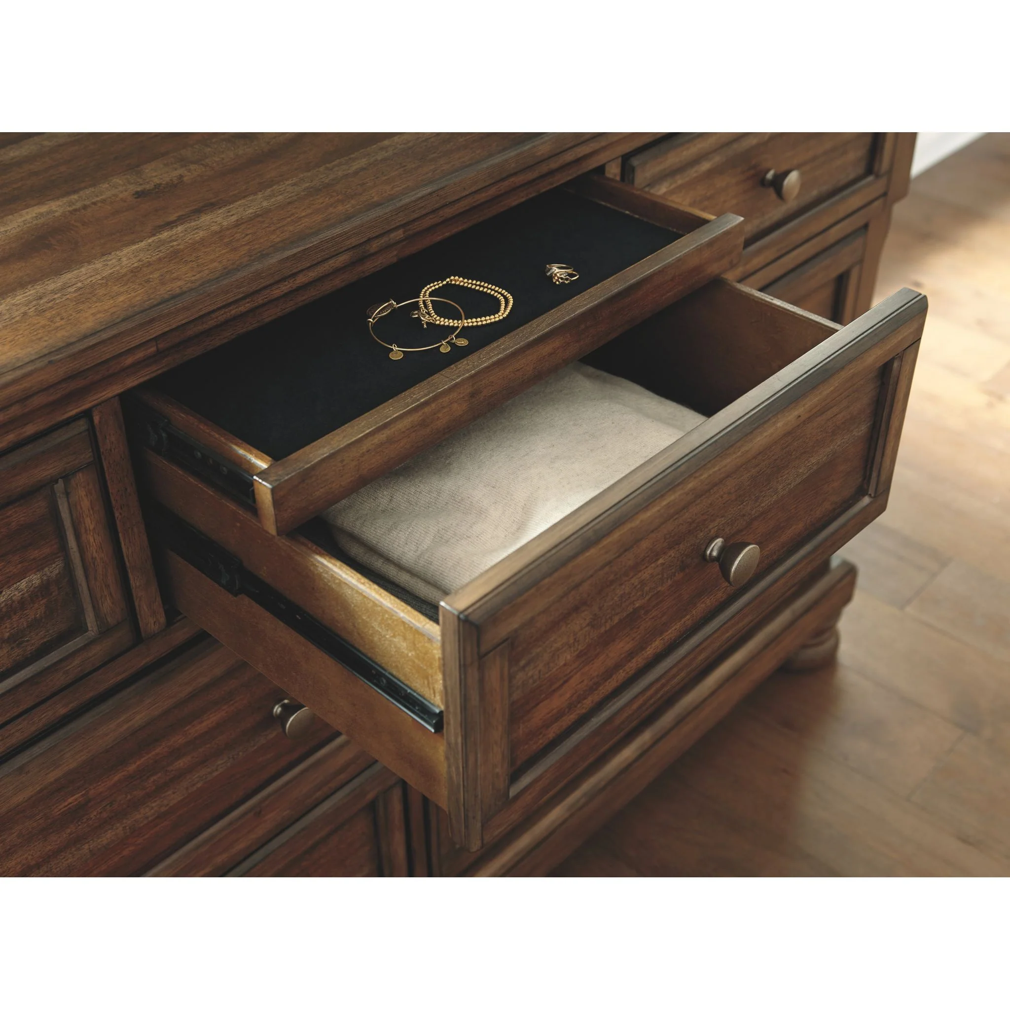 Flynnter 5 Piece Sleigh Bedroom - Image 9