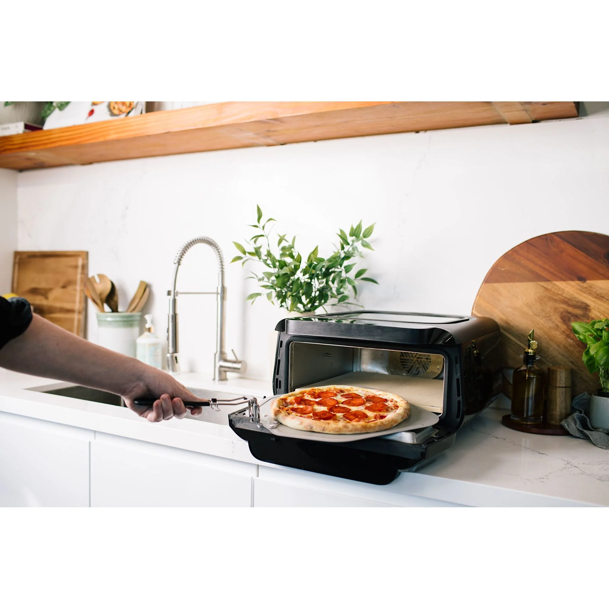 Frigidaire Indoor Stone Baked Pizza Oven Plus Air Fryer - Black (FRPO210BC) - Image 12