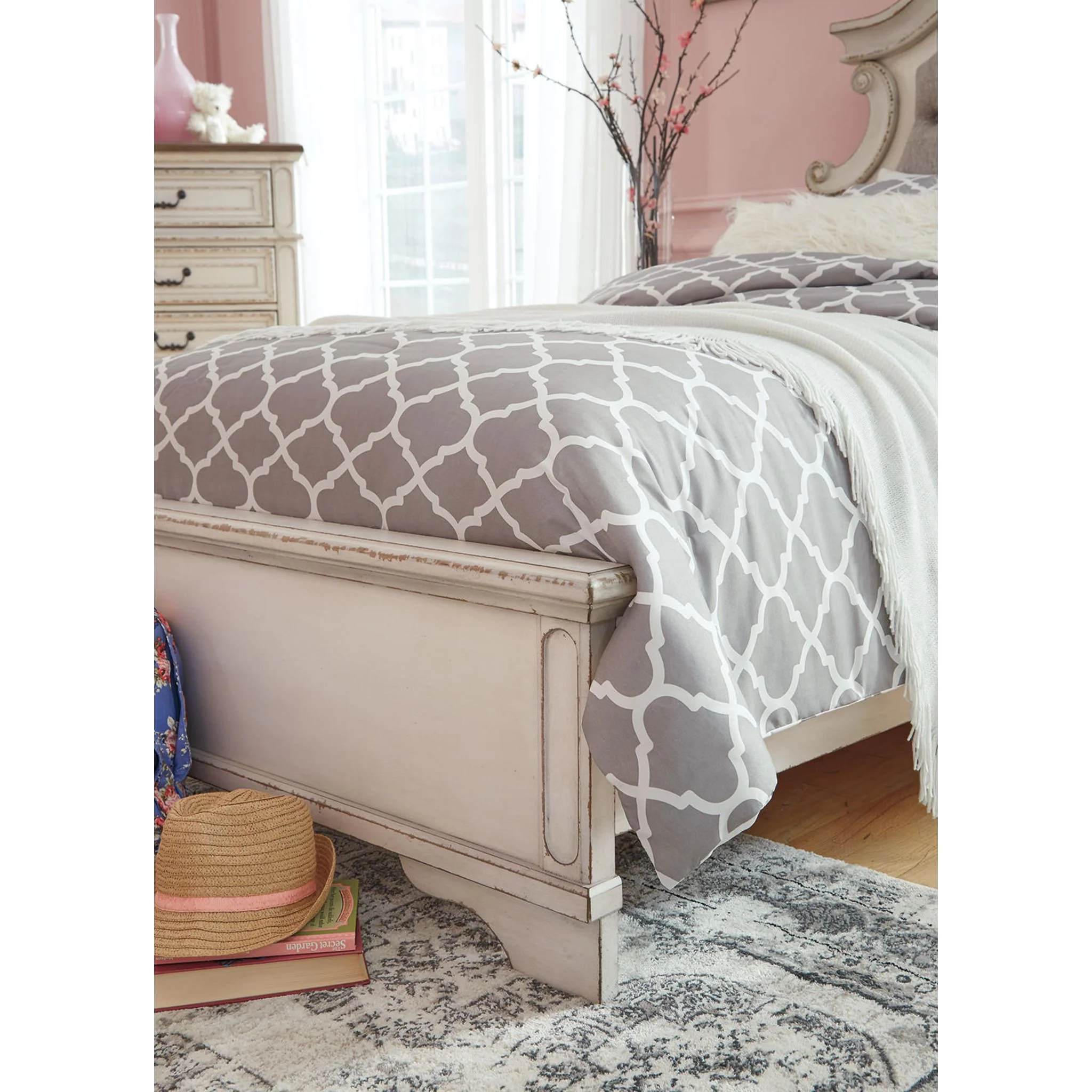Realyn 3 Piece Panel Bed - Image 19