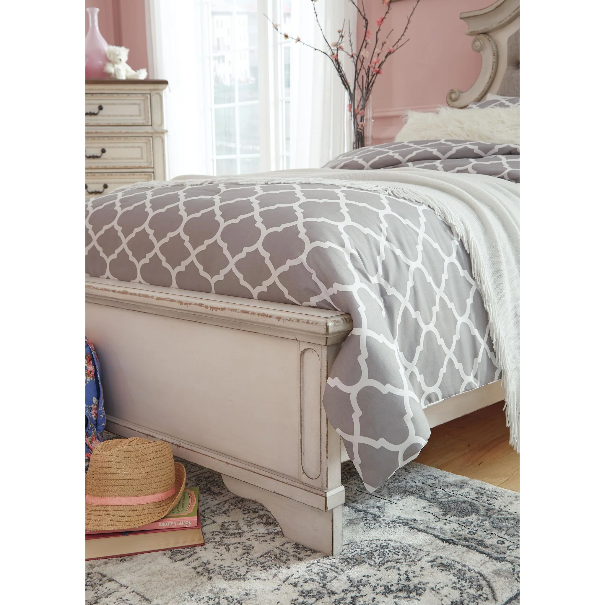 Realyn 3 Piece Panel Bed - Image 28
