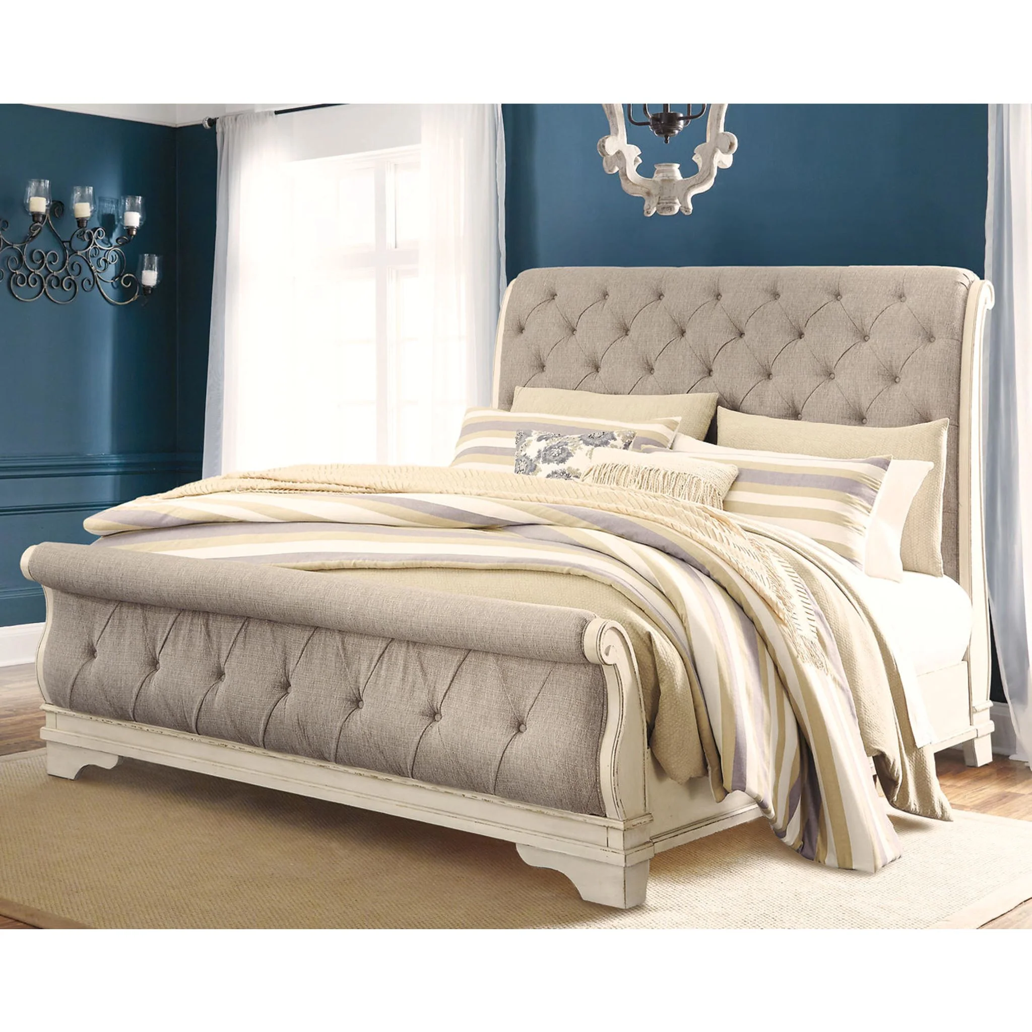 Realyn Sleigh Bed - Image 12