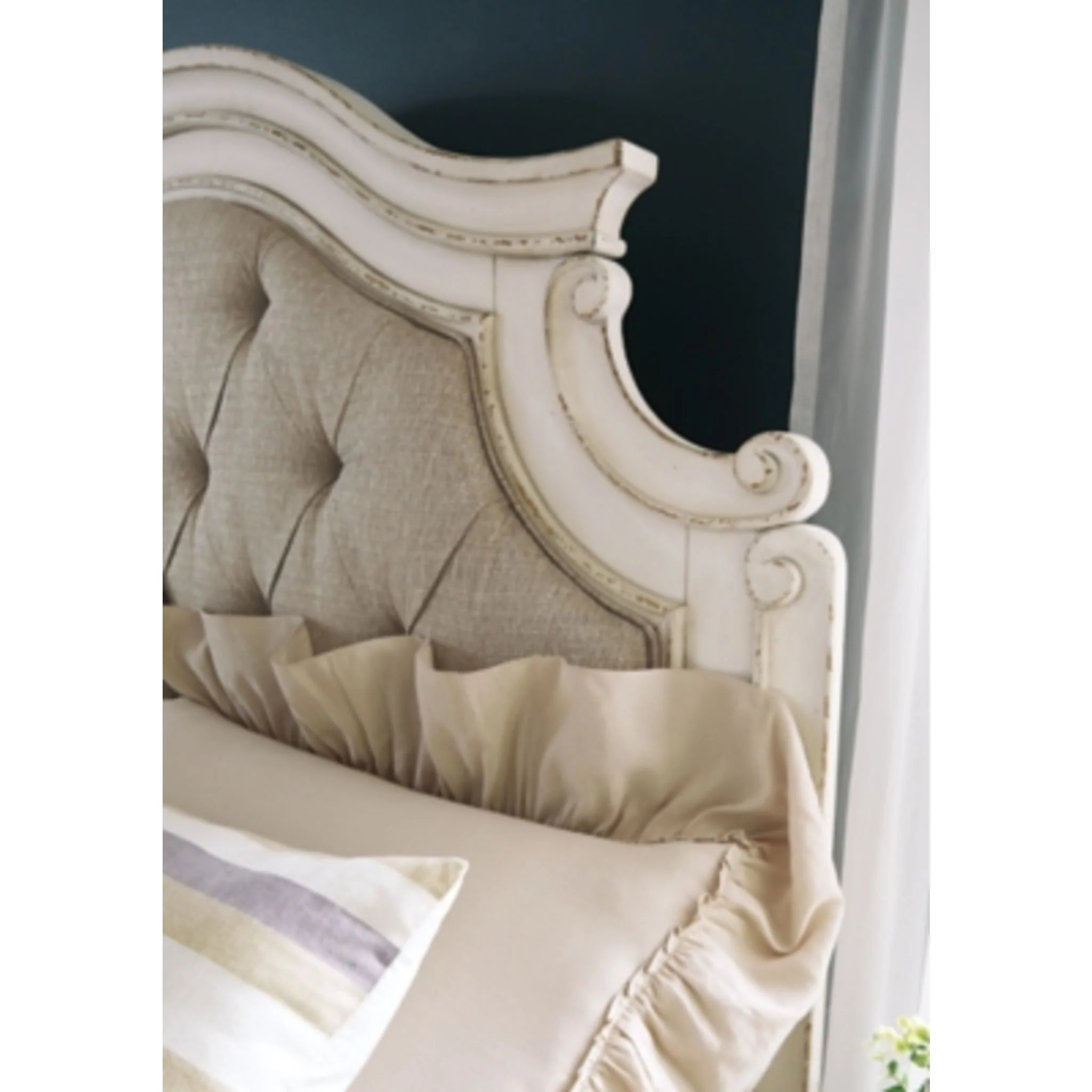 Realyn 5 Piece Panel Bedroom - Image 25