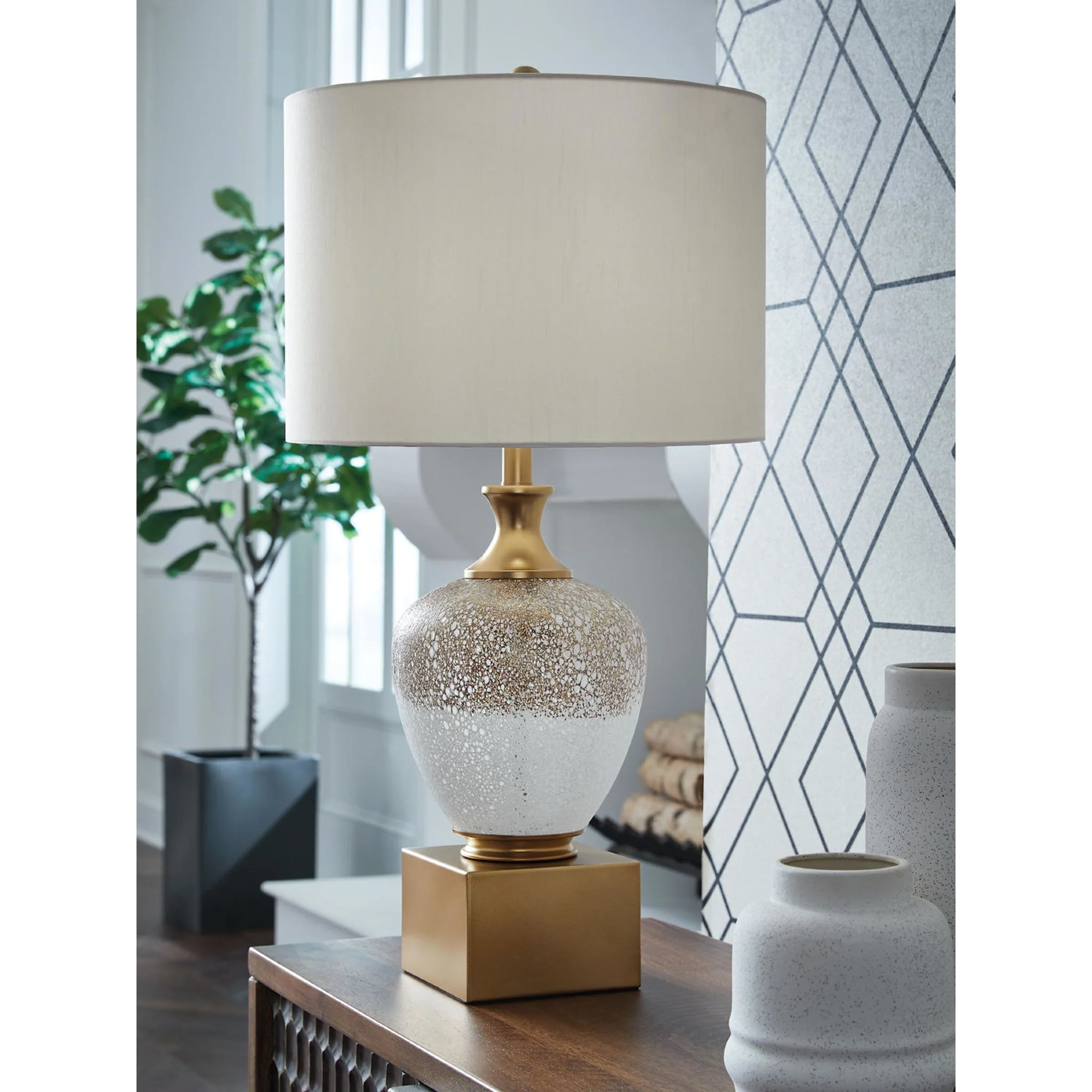 Tavisburg Table Lamp - Image 2