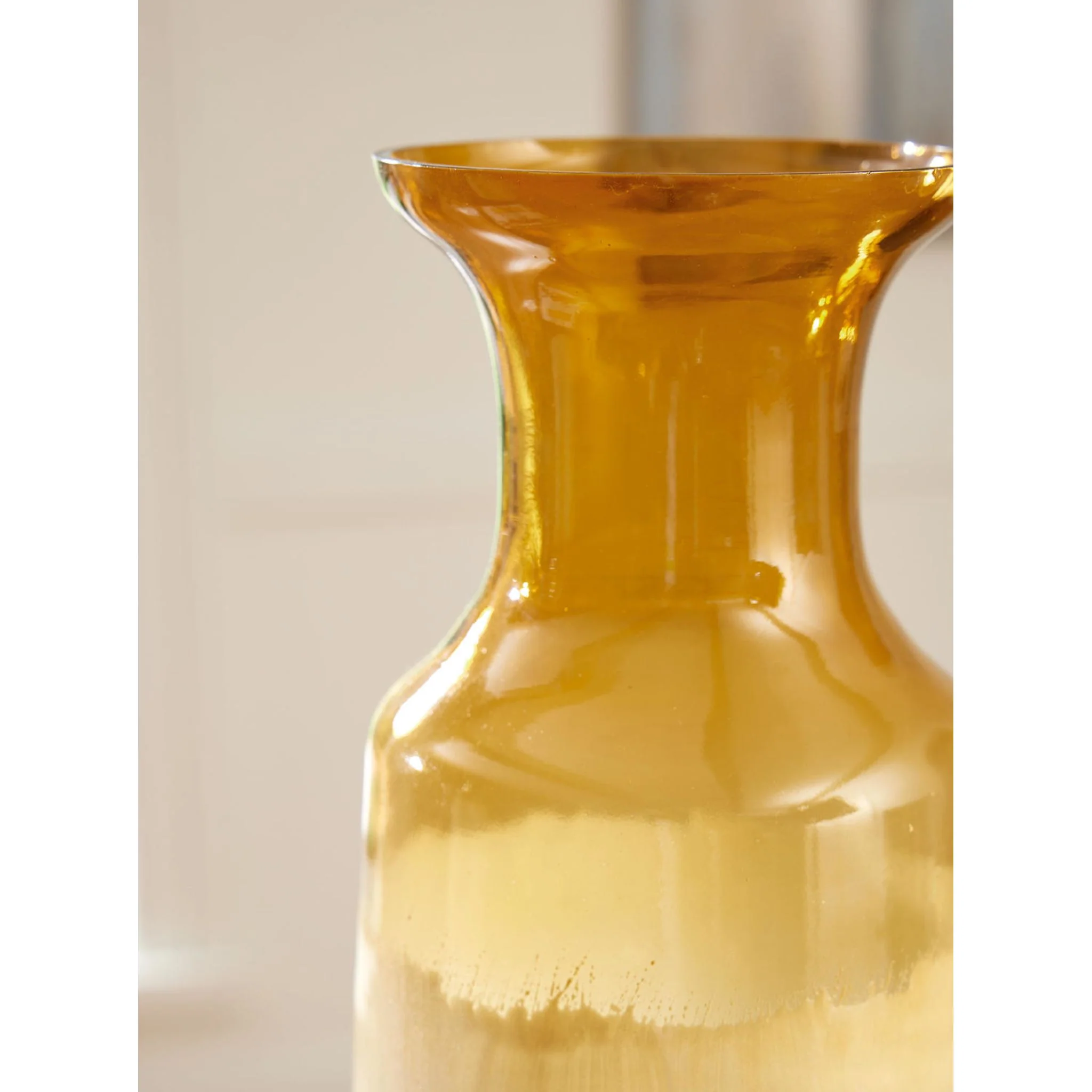 Wynburg Vase - Image 4